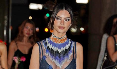 Emily Ratajkowski Szokuje Kolejn Nag Sukienk Rodem Z Festiwalu