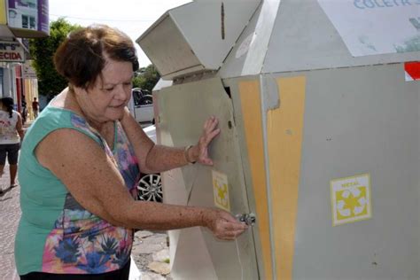 Moradora dá exemplo para mudar hábitos contêineres da coleta