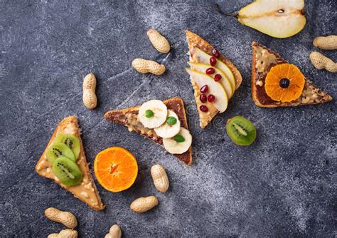 Sandwichs Sains Avec Le Beurre Et Les Fruits D Arachide Image Stock