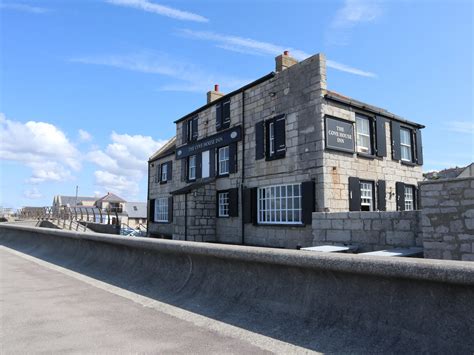 DORSET - LUCRATIVE SEAFRONT PUBLIC HOUSE WITH FANTASTIC VIEWS - Buy or