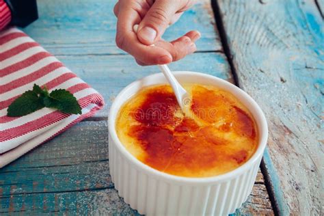 Dessert Crema Della Vaniglia Francese Tradizionale Con Zucchero