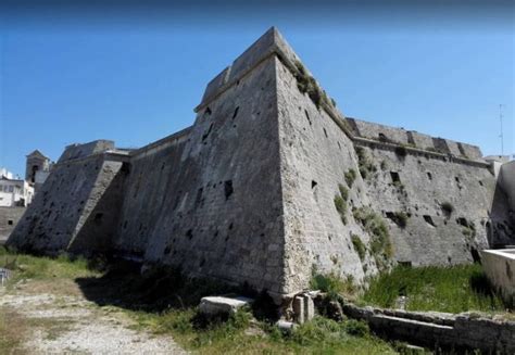 Fortezze Di Puglia Il Castello Angioino Di Mola Di Bari Puglia Planet