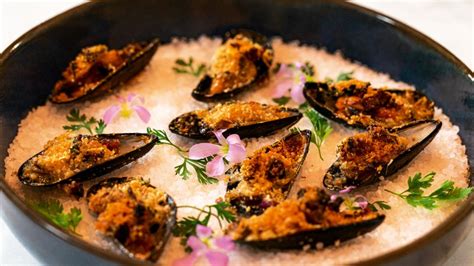 Les moules gratinées au chorizo et aux herbes fraiches en replay