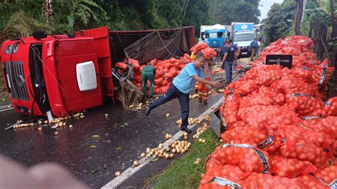 Caminhão tomba na descida da Serra das Araras e interdita novamente