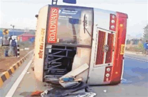 बेकाबू होकर पलटी पंजाब रोडवेज की बस 4 घायल Punjab Roadways Bus Overturned Out Of Control 4