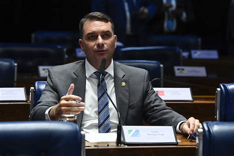 Flávio Bolsonaro é relator de PEC que quer privatizar áreas do litoral