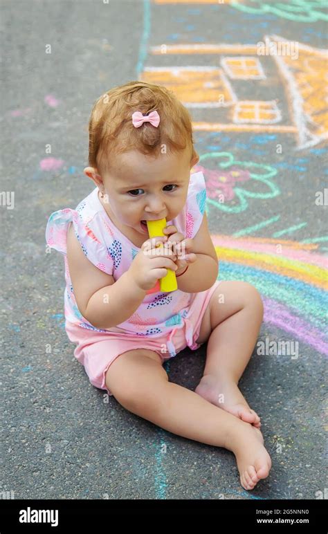 White chalk kids drawings hi-res stock photography and images - Alamy