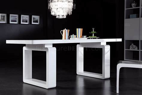 White Finish Modern Dining Table w/Elegant Legs