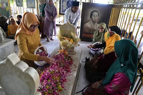 Srikandi Semen Gresik Peringati Hari Kartini Dengan Ziarah Ke Makam RA