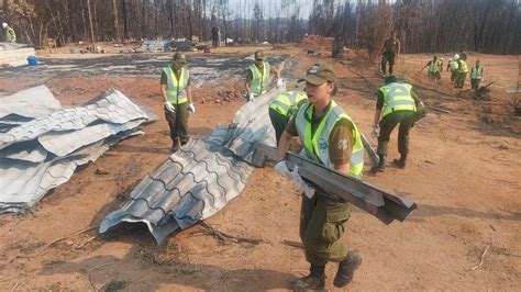 Carabineros Alumnos De La Esfocar Concepci N Ayudan A Familias