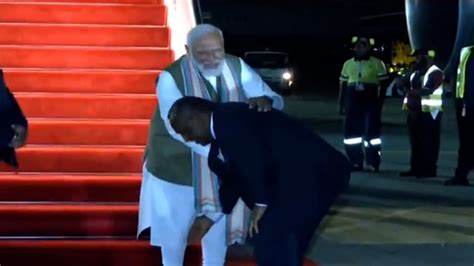 Papua New Guineas Pm Receives Pm Modi At Airport Seeks Blessings By Touching His Feet Youtube