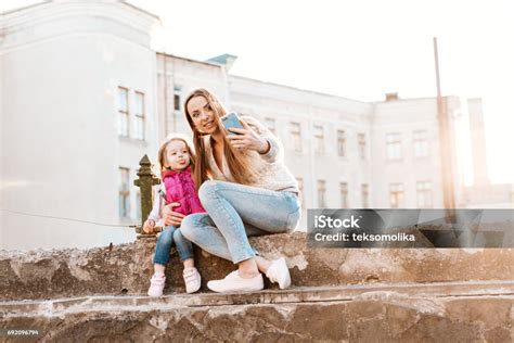 엄마와 딸이 함께 울타리에 앉아 2명에 대한 스톡 사진 및 기타 이미지 2명 4 5세 6 7 살 Istock