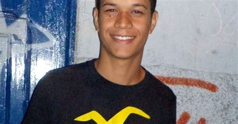 RJ Protestos Marcam Enterro De Jovem Morto Por Bala Perdida