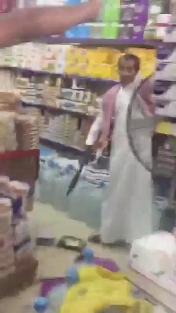 الموجز السعودي On Twitter فيديو شاب يحمل ساطور ويعتدى على مسنه