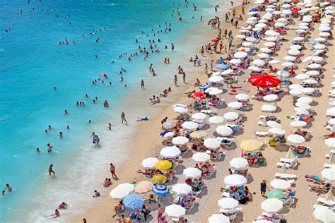 Thousands of planes land as tourism in Türkiye s Antalya in full swing