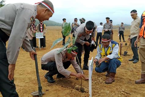 Polres Bontang Tanam Pohon Di Eks Pertambangan Pt Indominco