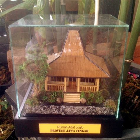 Miniatur Rumah Adat Joglo Guru