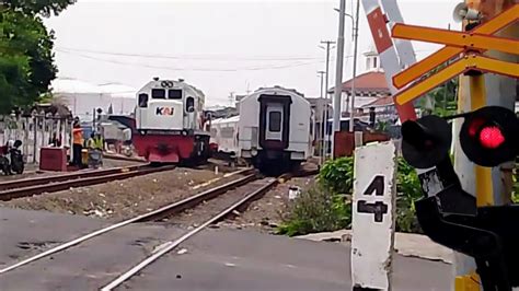 PALANG PINTU PERLINTASAN KERETA API JL EMPU TANTULAR SEMARANG