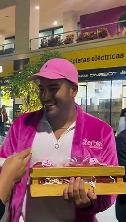 La Barbieman A Peruano Vende Pan Con Pollo Inspirado En Barbie