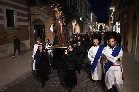 FOTO La Desolata Fa Sempre Il Pienone E Apre Alla Processione Della