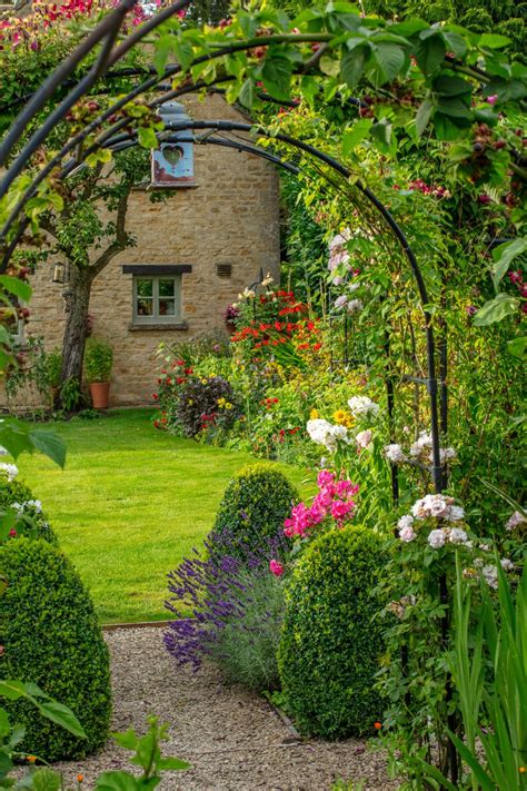 Real Garden Be Inspired By This Cottage Garden In The Cotswolds Real