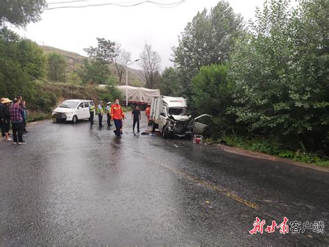 雨天路滑两货车相撞 驾驶室严重变形1人被困凤凰网甘肃凤凰网