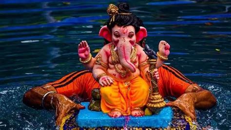 Ganesh Chaturthi 2023 मुंबई में गणपति प्रतिमाओं का विसर्जन शुरू लोगों