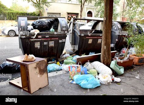 Roma Immondizia Nelle Strade Del Pigneto Stock Photo Alamy