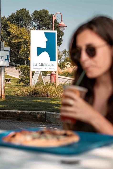 Midinette Ile D Orlean Enseigne Et Femme Qui Profite D Un Repas