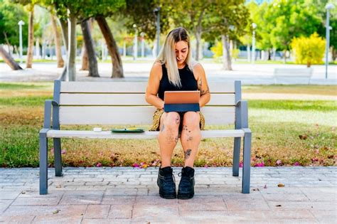 Regreso A La Escuela Estudiante Moderno Con Tatuajes Estudiando Con Una