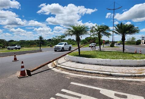 Postes enferrujados da saída de Pompeia começam a ser removidos