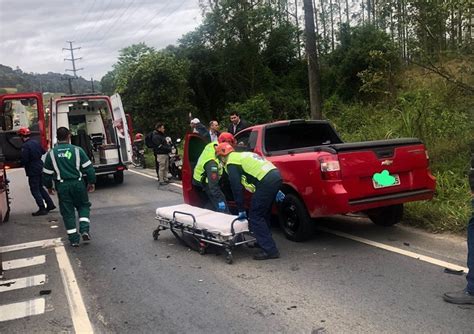 Colisão entre carro e caminhão prejudica o trânsito na SC 108