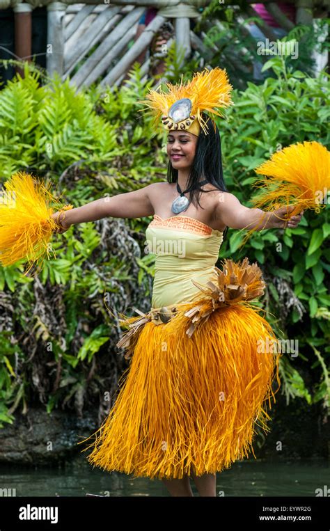 Hawaii traditional clothing hi-res stock photography and images - Alamy