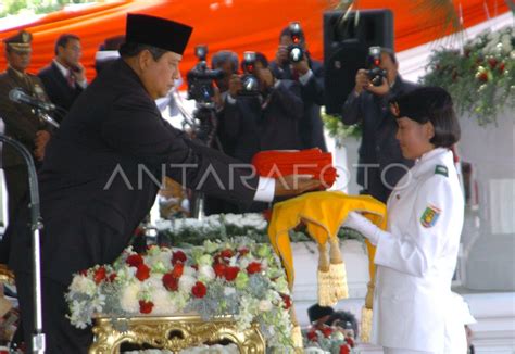 BENDERA PUSAKA.-PRESIDEN | ANTARA Foto