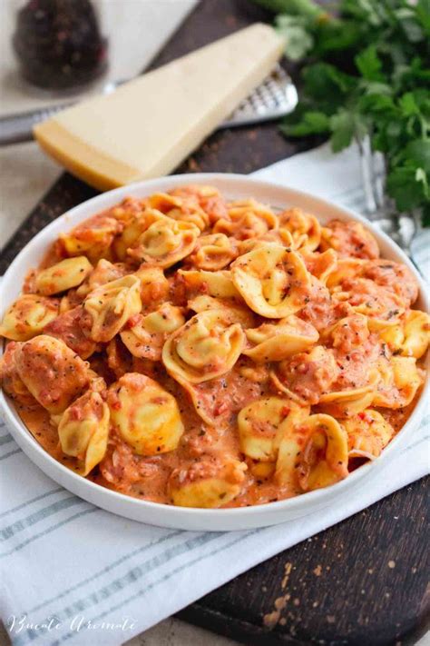 Tortellini cu sos de roșii rețeta rapidă într o singură tigaie