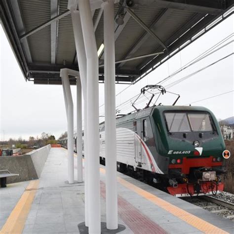 Parte il treno per lospedale Foto Vuoto la 1ª mattina ma servirà