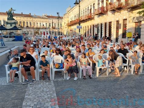 Sute de copii însoțiți de părinți sunt prezenți la Festivalul