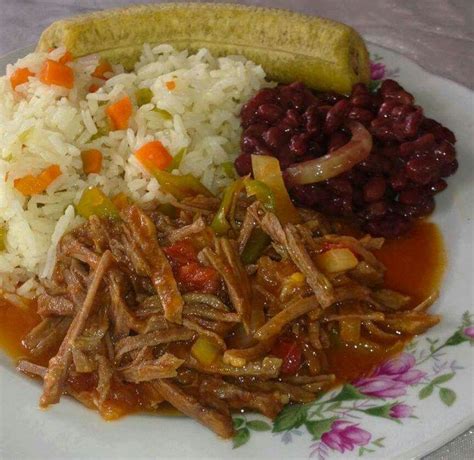 Carne desmenuzada con frijoles cocidos arroz y plátano cocido Latin