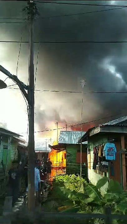 Belasan Rumah Di Belitung Banjarmasin Terbakar Satu Anak Sempat