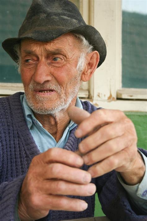 Alter Mann Auf Dem Bauernhof Stockfoto Bild Von Pensionär Bauernhof