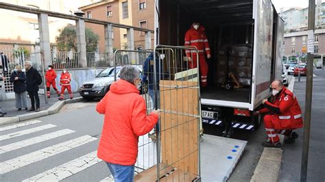 Milano La Croce Rossa Distribuisce Aiuti Alimentare A Oltre