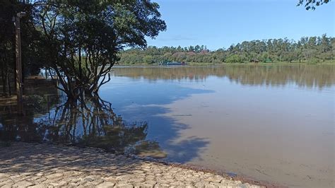 Rio Jacuí sobe 2 30 metros e Defesa Civil de Cachoeira se mantém em