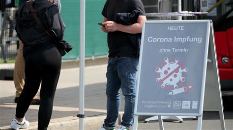 Corona In Deutschland Impfauskunft Wird Pflicht In Kitas Schulen