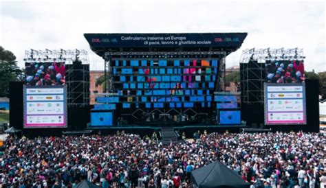 Roma Concertone Primo Maggio Al Circo Massimo Sotto La Pioggia Che Non