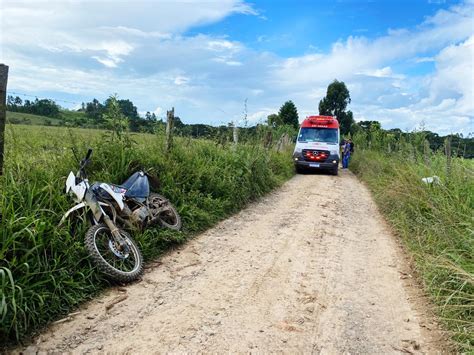 Motociclista é socorrido suspeita de fratura após sofrer queda em