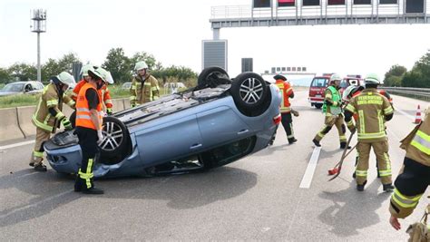 Unfall Auf Der Autobahn Bei Korntal M Nchingen Golf Berschl Gt Sich