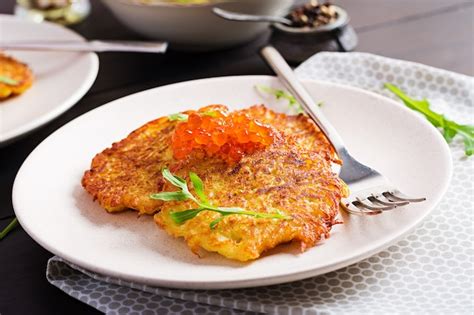 Tortitas de patata frita con caviar rojo y crema agria buñuelo roesti