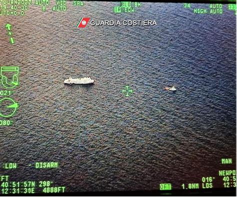 Civitavecchia Avaria In Alto Mare La Guardia Costiera Soccorre Una