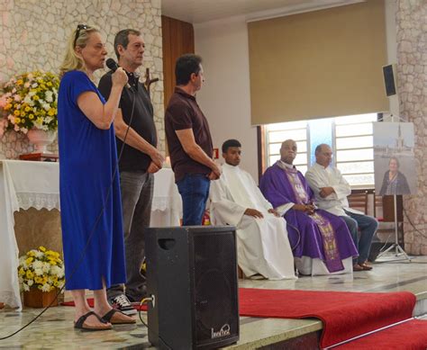 Elizabeth Savala Se Emociona Em Missa De S Timo Dia Da M E Isabel Savala