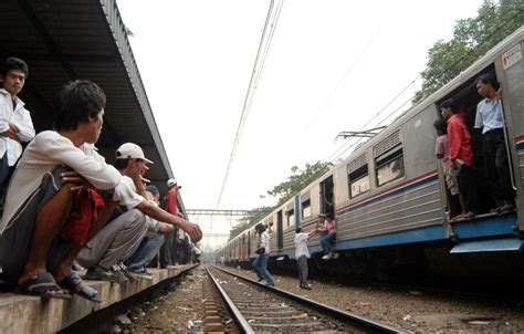 Kereta Mogok Ratusan Penumpang Menumpuk Di Stasiun Bogor